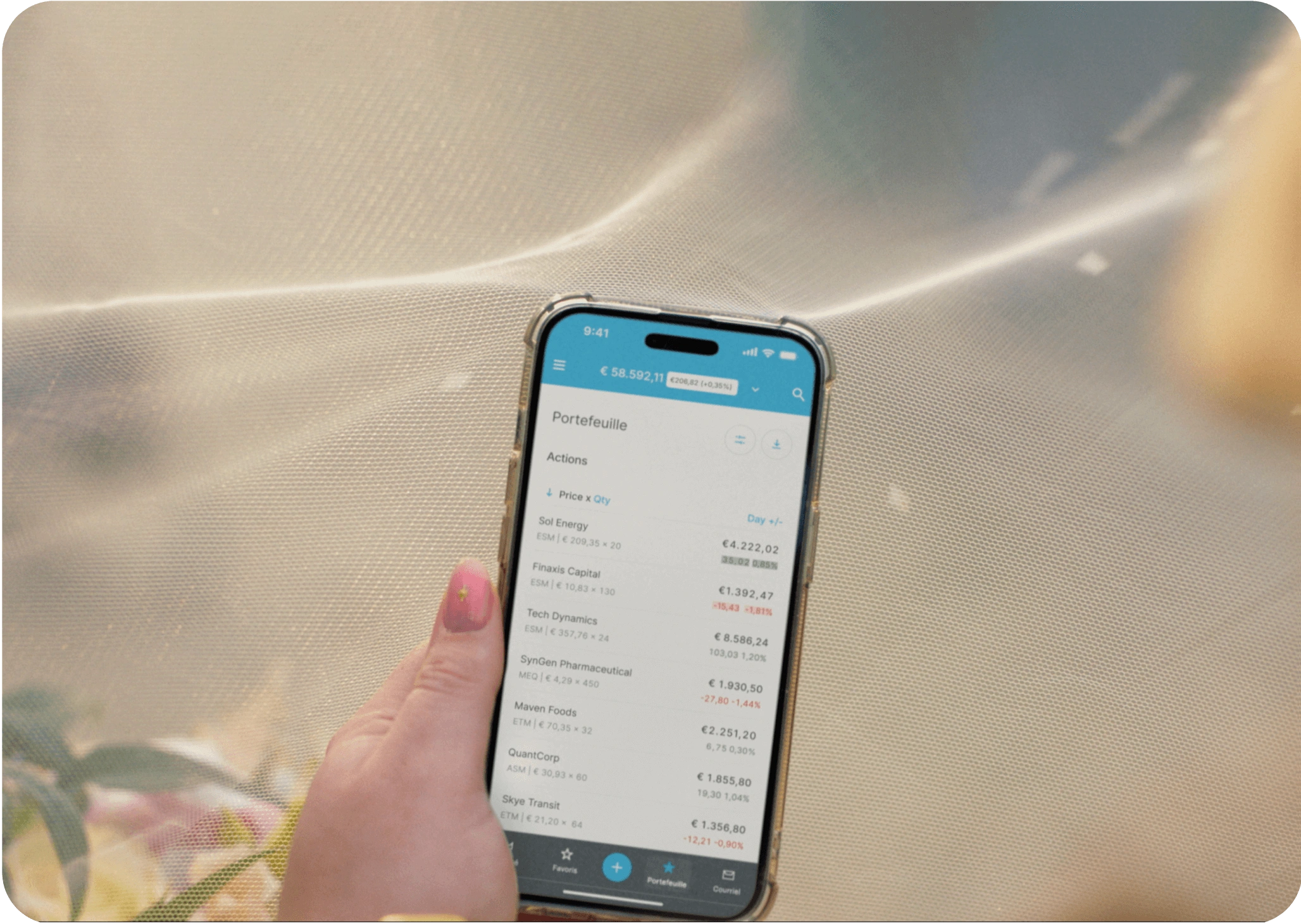 Mano che tiene smartphone che mostra schermata portafoglio app EXDEGIRO con azioni e prezzi.